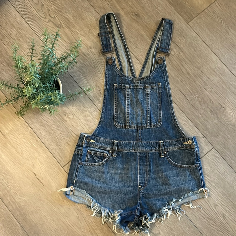 FREE PEOPLE DENIM SHORT CUTOFF OVERALLS SIZE 27